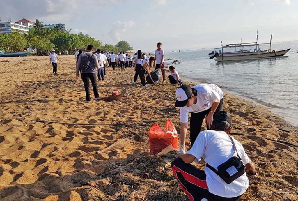 bali-home-immo-associations-contributing-cleaning-beaches-canggu-1
