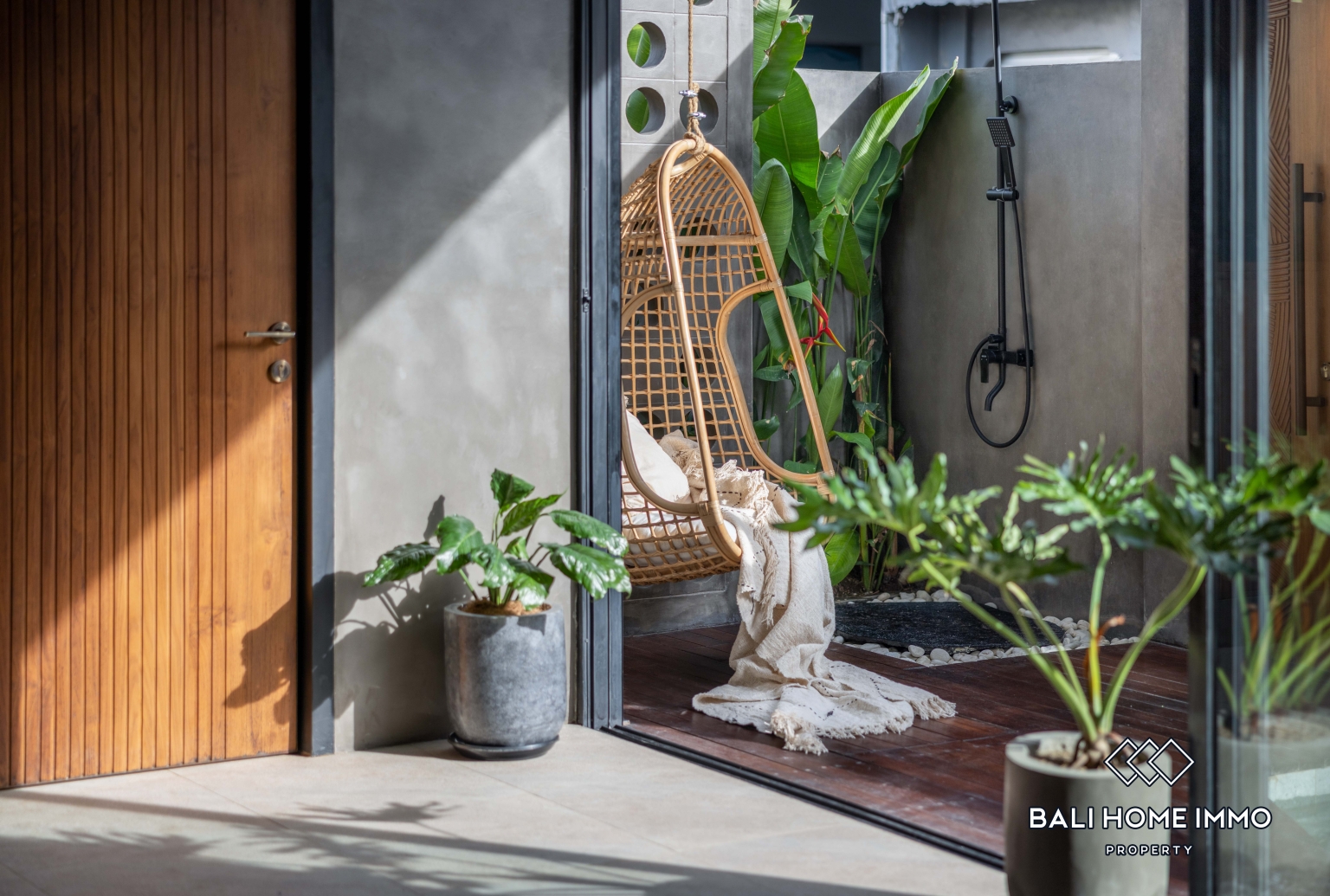 2 Bedroom Villa for Rent in Canggu Residential Side view 13