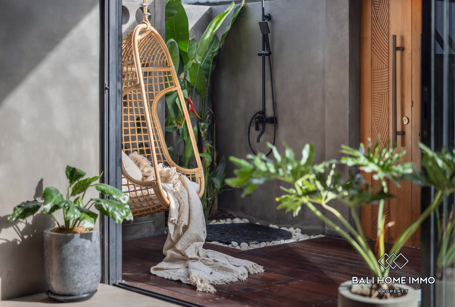 2 Bedroom Villa for Rent in Canggu Residential Side view 14