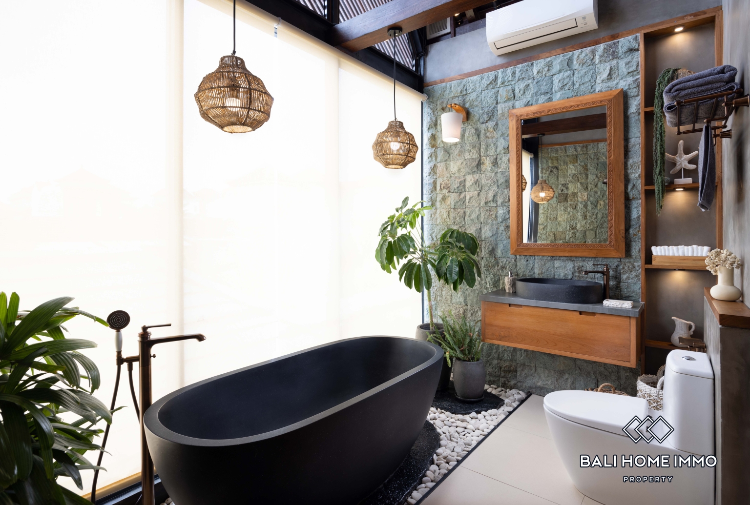 2 Bedroom Villa for Rent in Canggu Residential Side view 12