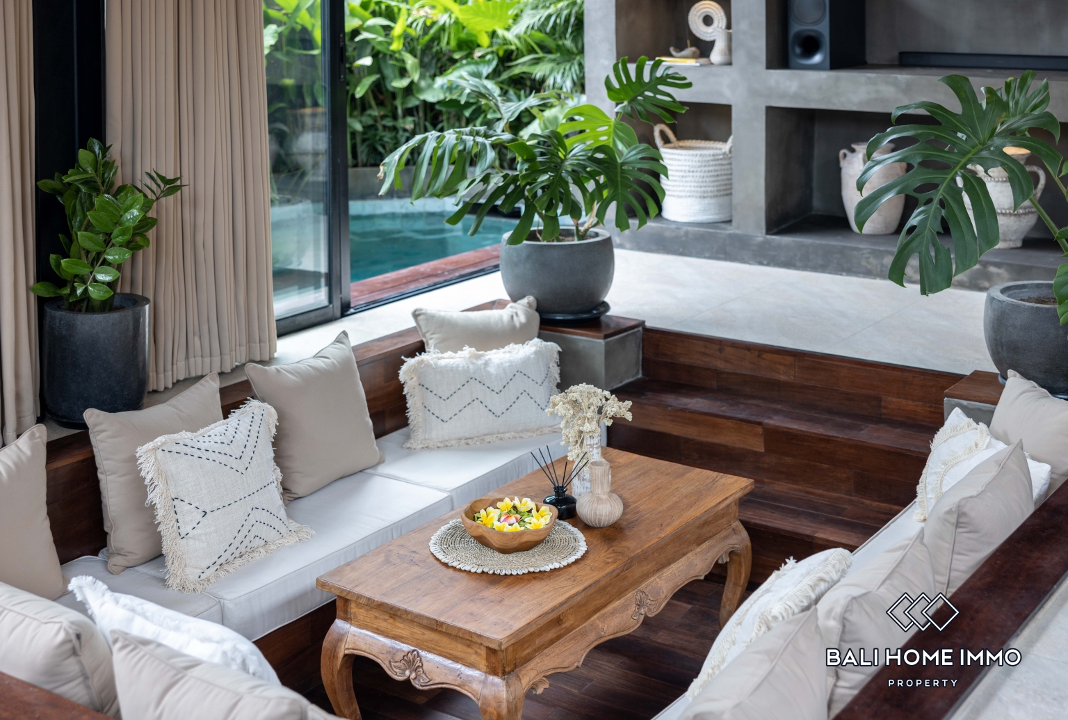 2 Bedroom Villa for Rent in Canggu Residential Side view 4