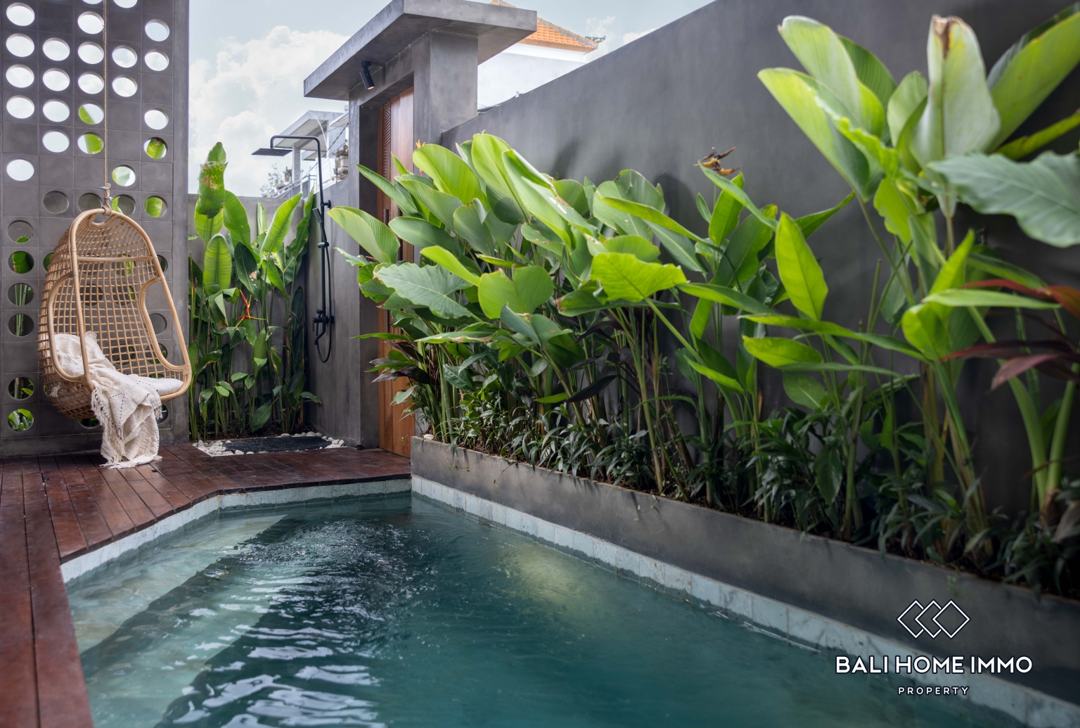 2 Bedroom Villa for Rent in Canggu Residential Side view 15