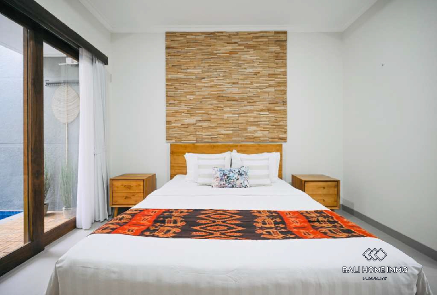 2 Bedroom Villa for Rent in Canggu Residential Side view 9