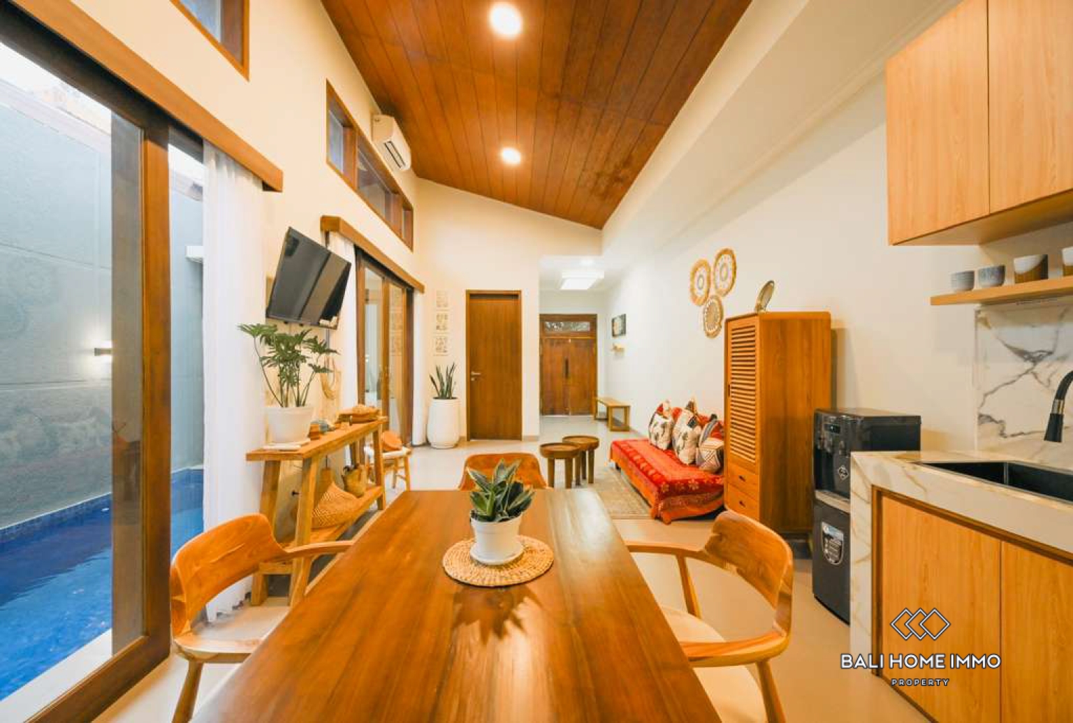 2 Bedroom Villa for Rent in Canggu Residential Side view 5