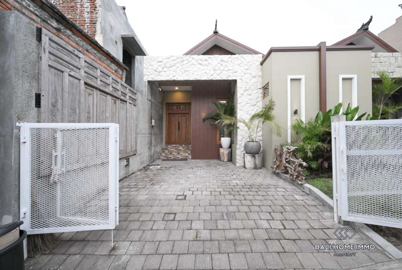 2 Bedroom Villa for Rent in Canggu Residential Side view 19