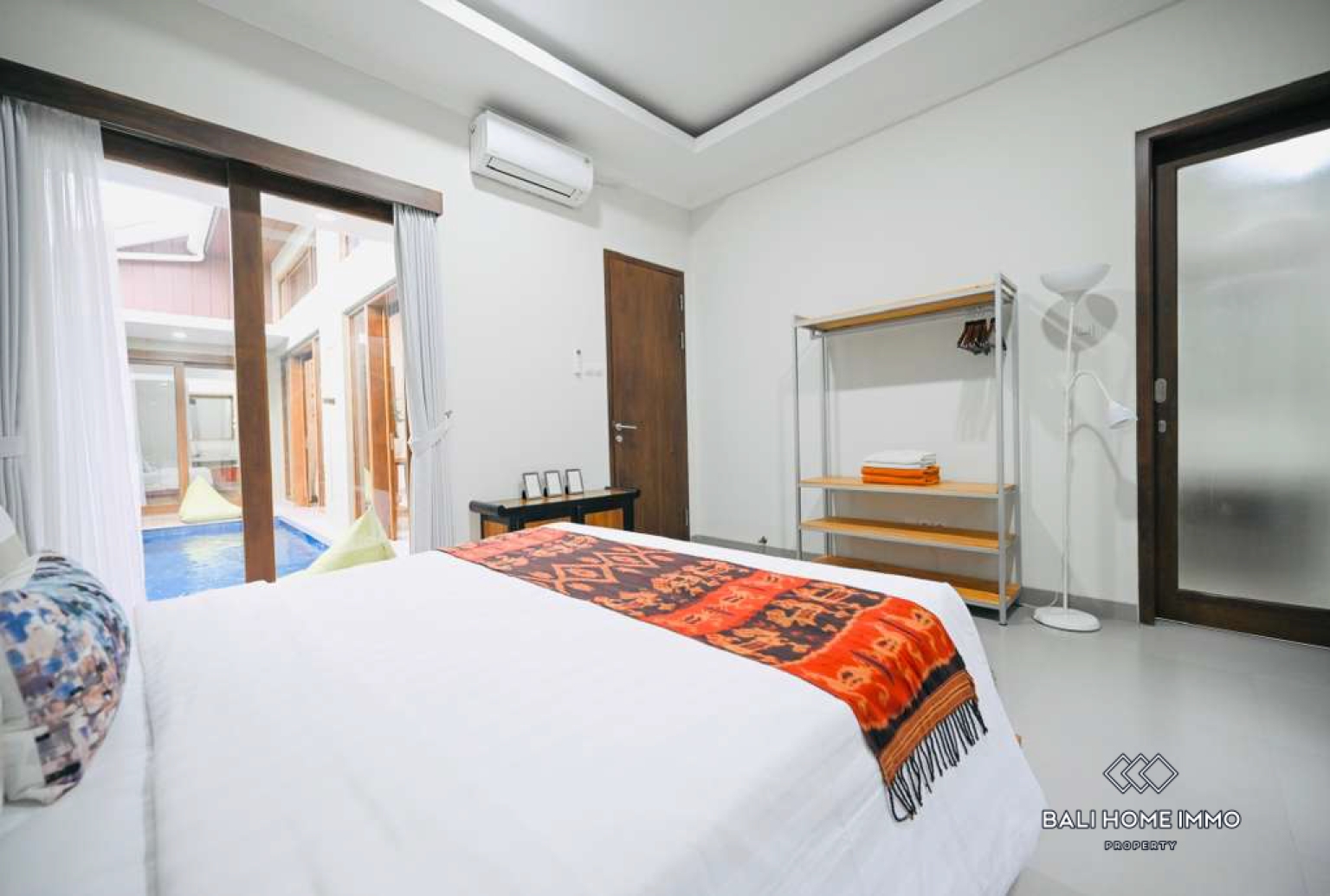2 Bedroom Villa for Rent in Canggu Residential Side view 11
