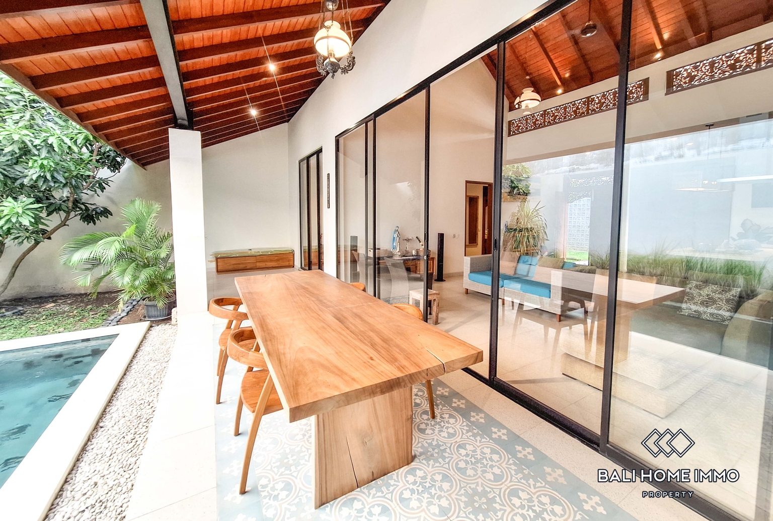 2 Bedroom Villa for Rent in Seminyak Residential Side view 2