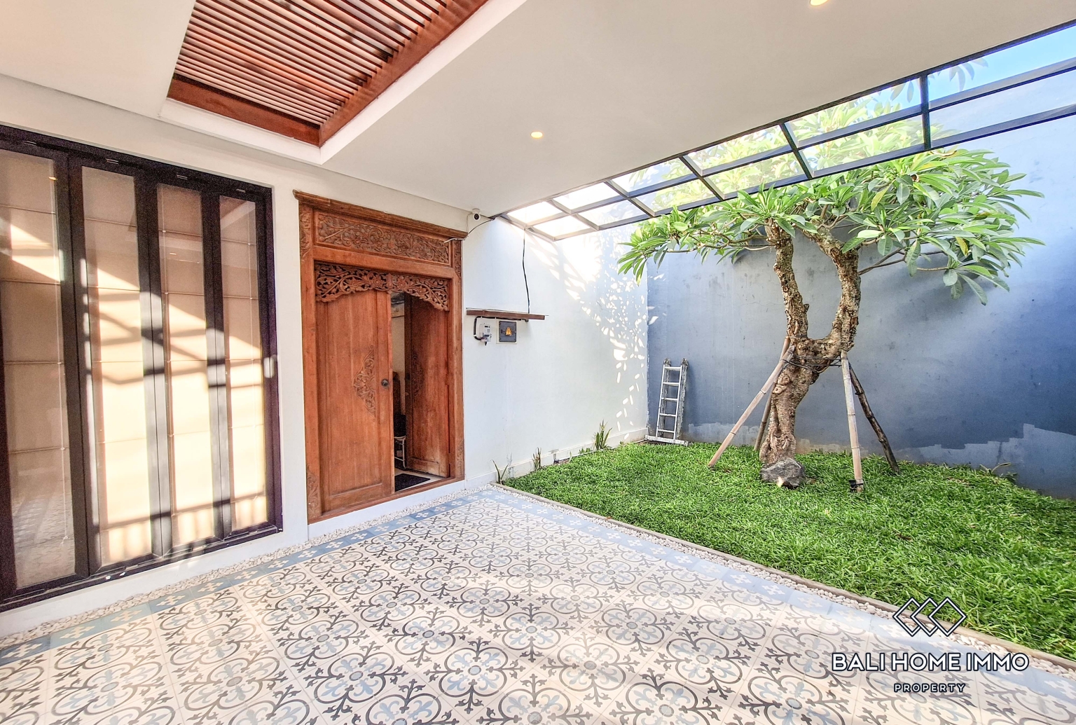2 Bedroom Villa for Rent in Seminyak Residential Side view 14