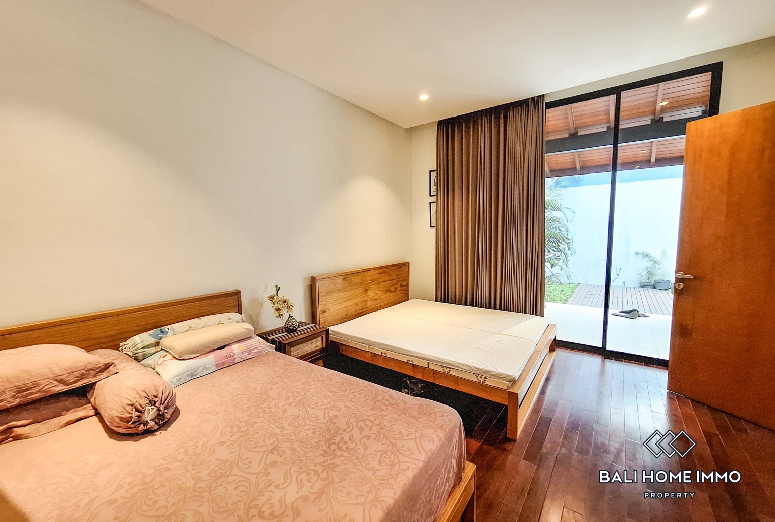 2 Bedroom Villa for Rent in Seminyak Residential Side view 9