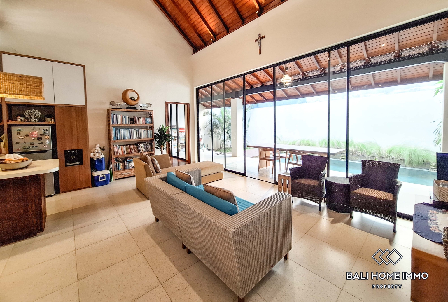 2 Bedroom Villa for Rent in Seminyak Residential Side view 3