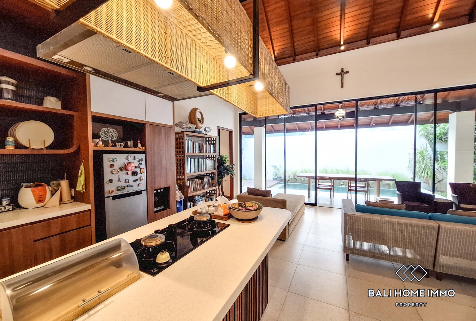 2 Bedroom Villa for Rent in Seminyak Residential Side view 5