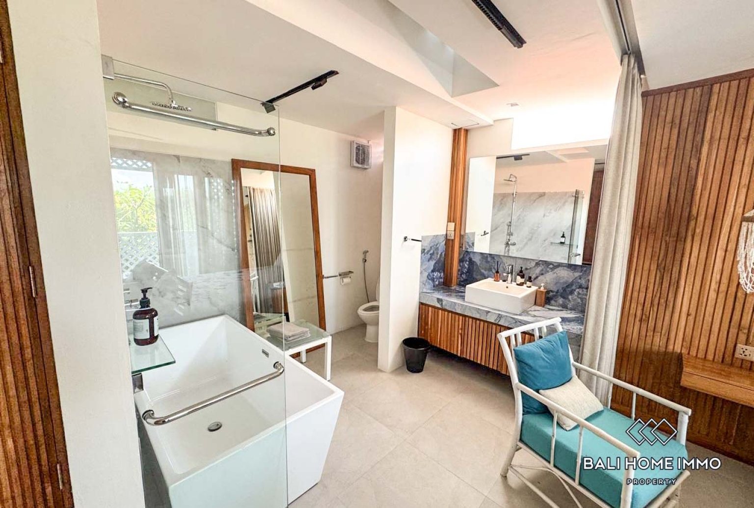 2 Bedroom Villa for Rent in Seminyak Residential Side view 12