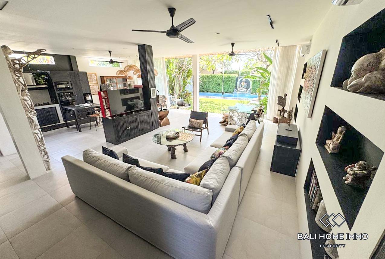 2 Bedroom Villa for Rent in Seminyak Residential Side view 4