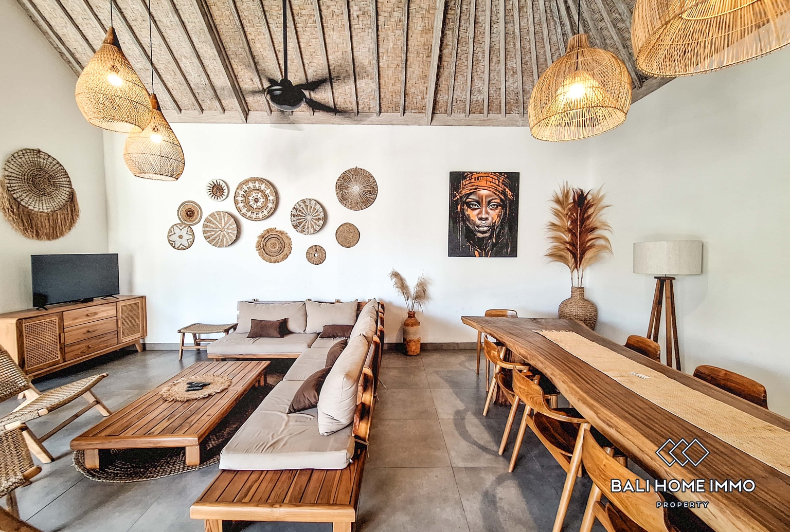 2 Bedroom Villa for Rent in Seminyak Residential Side view 2