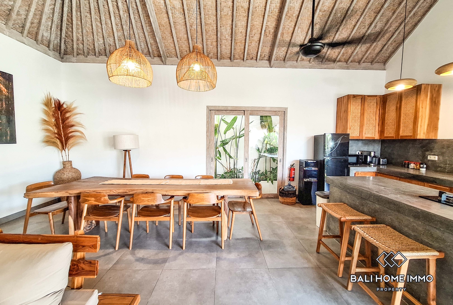 2 Bedroom Villa for Rent in Seminyak Residential Side view 4