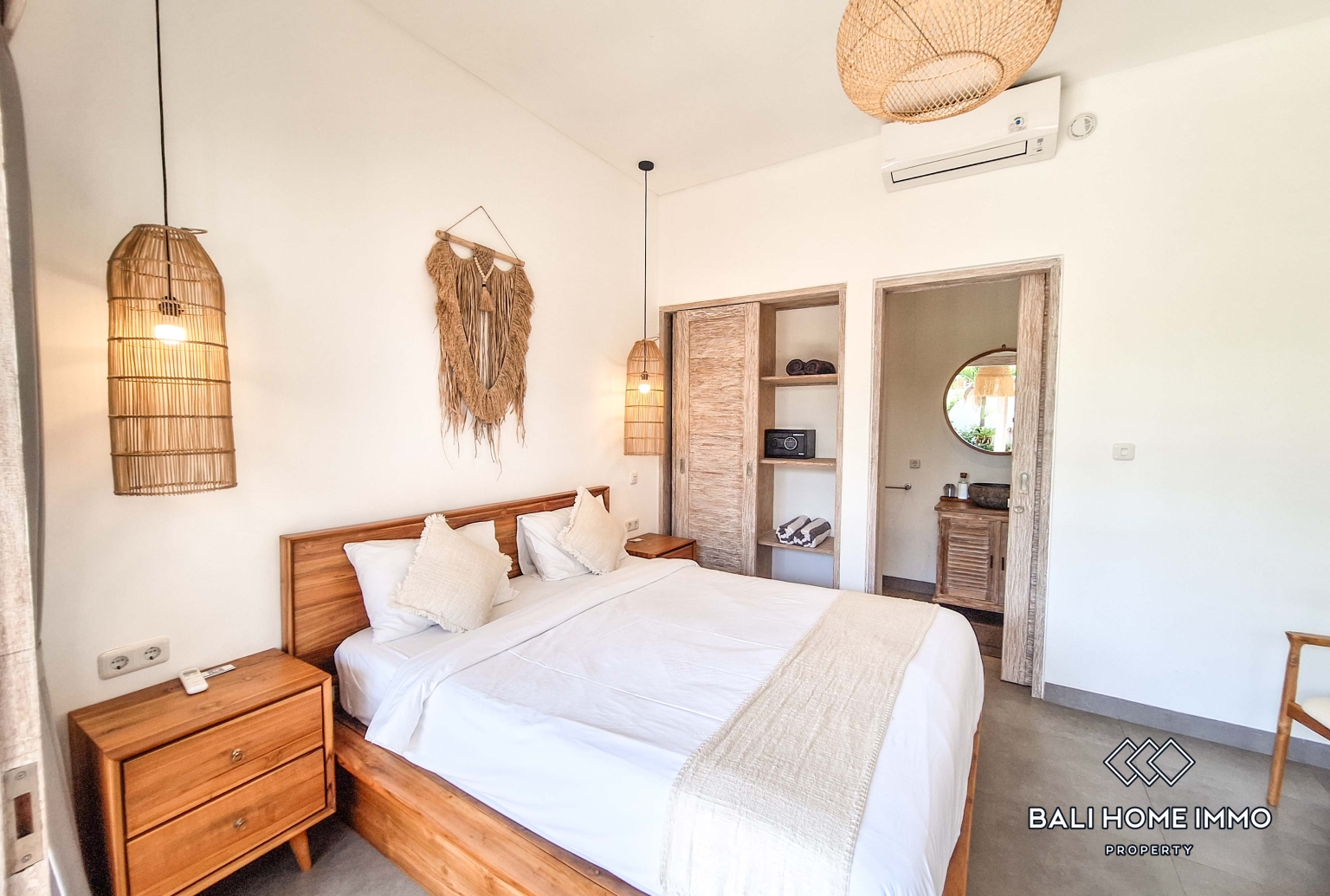 2 Bedroom Villa for Rent in Seminyak Residential Side view 9