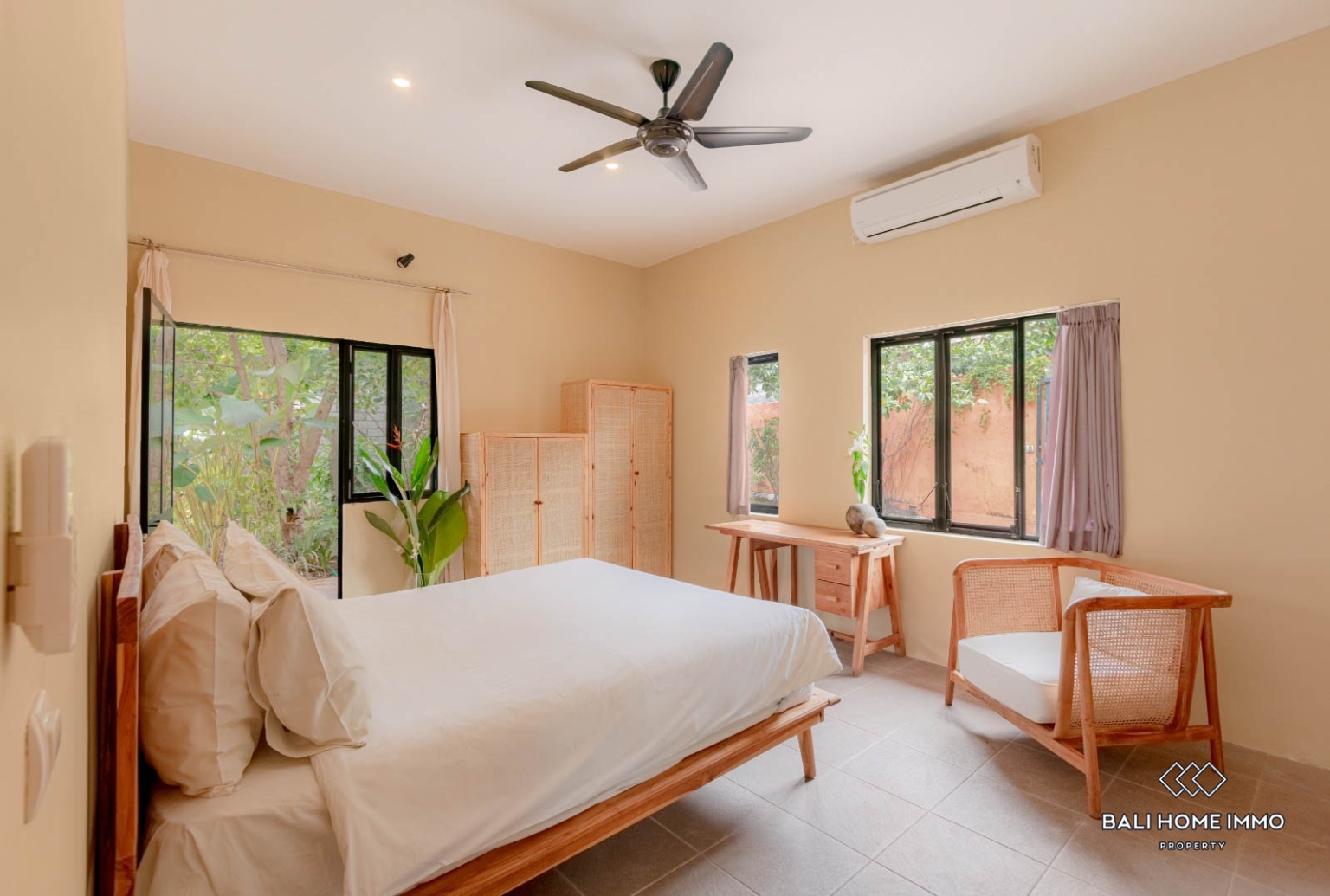 3 bedroom family villa with garden for sale leasehold in Canggu Residential side view 14