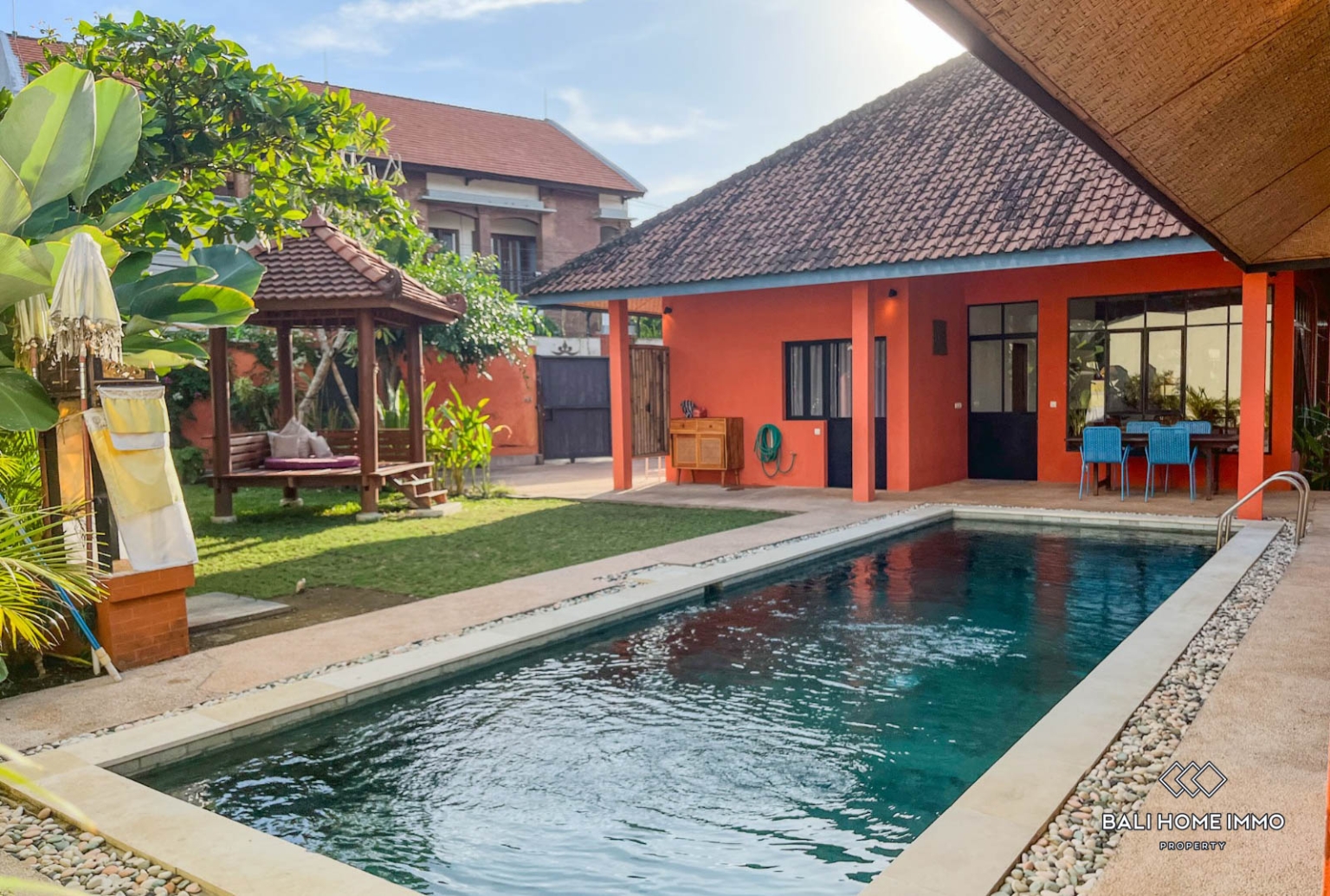 3 bedroom family villa with garden for sale leasehold in Canggu Residential side view 19