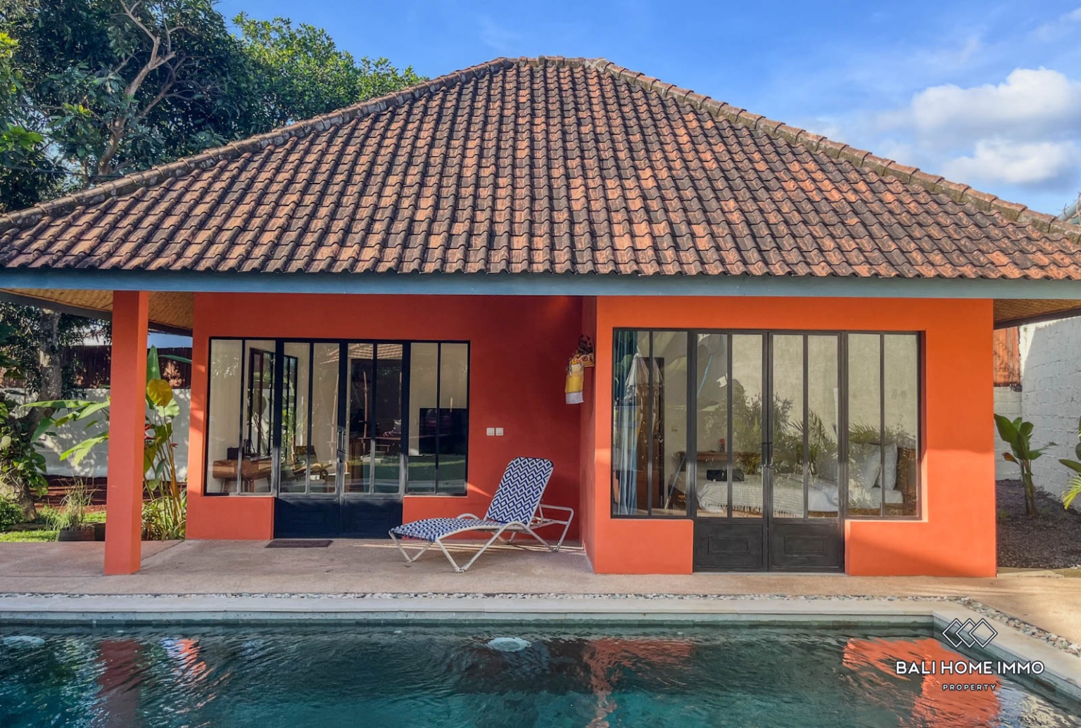 3 bedroom family villa with garden for sale leasehold in Canggu Residential side view 22