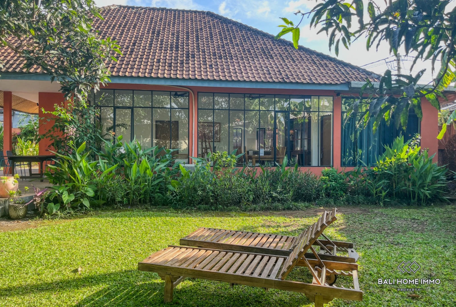 3 bedroom family villa with garden for sale leasehold in Canggu Residential side view 20