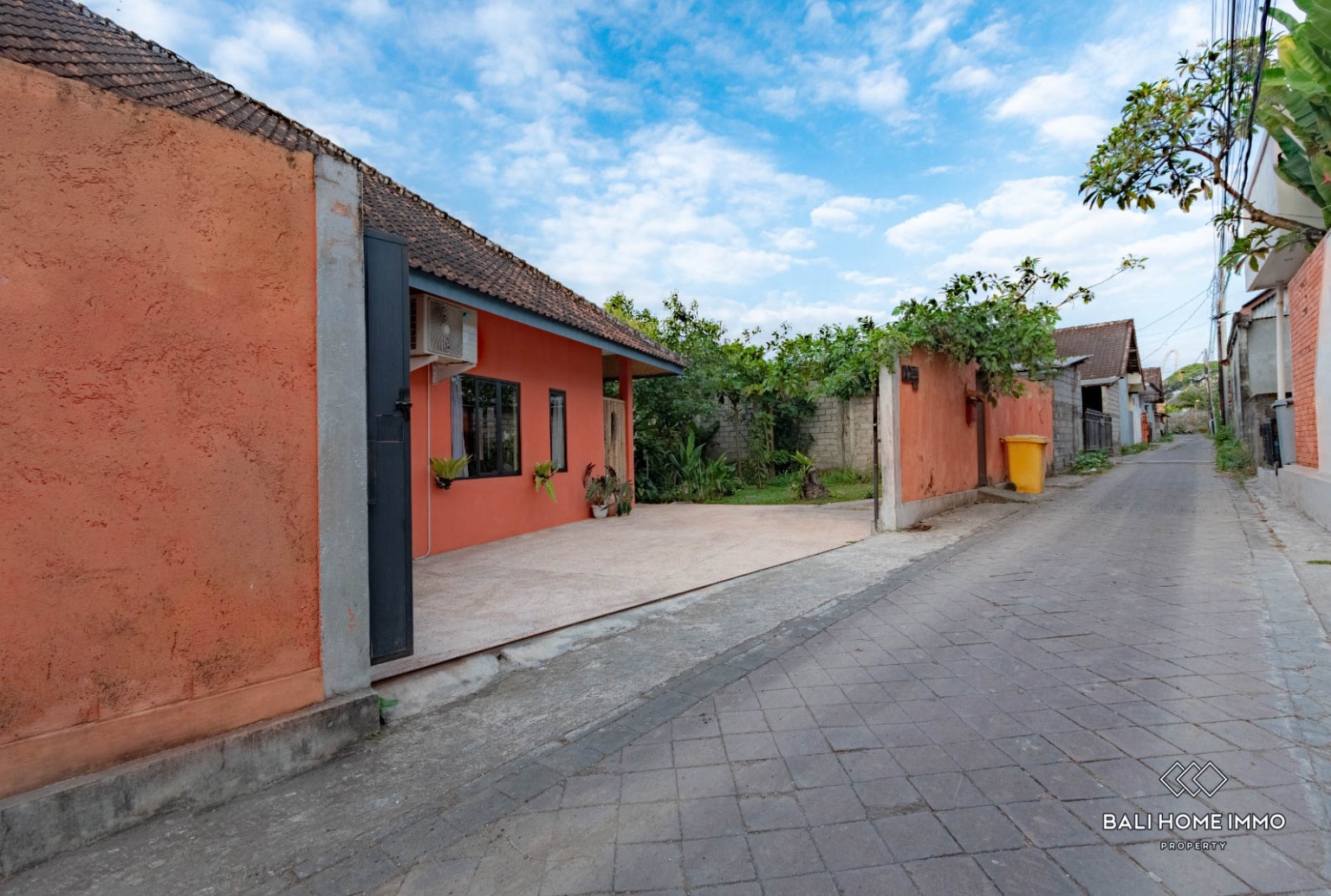 3 bedroom family villa with garden for sale leasehold in Canggu Residential side view 23