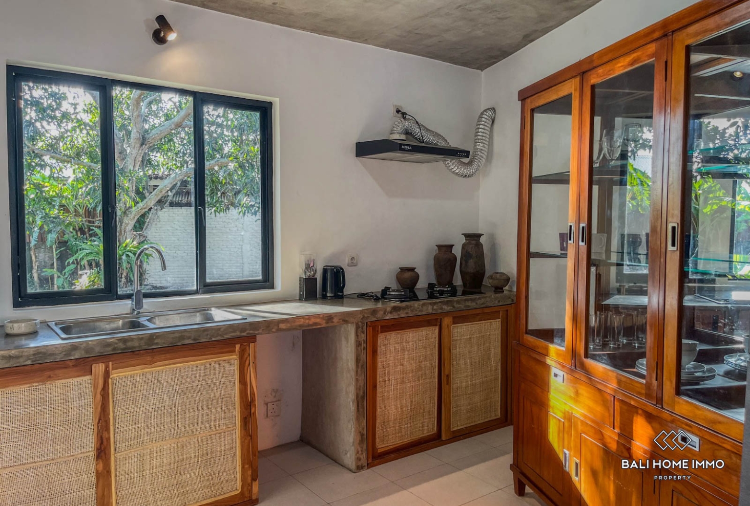 3 bedroom family villa with garden for sale leasehold in Canggu Residential side view 10