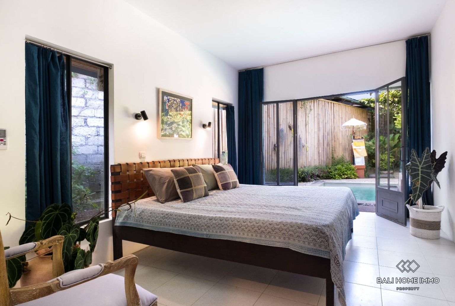 3 bedroom family villa with garden for sale leasehold in Canggu Residential side view 13