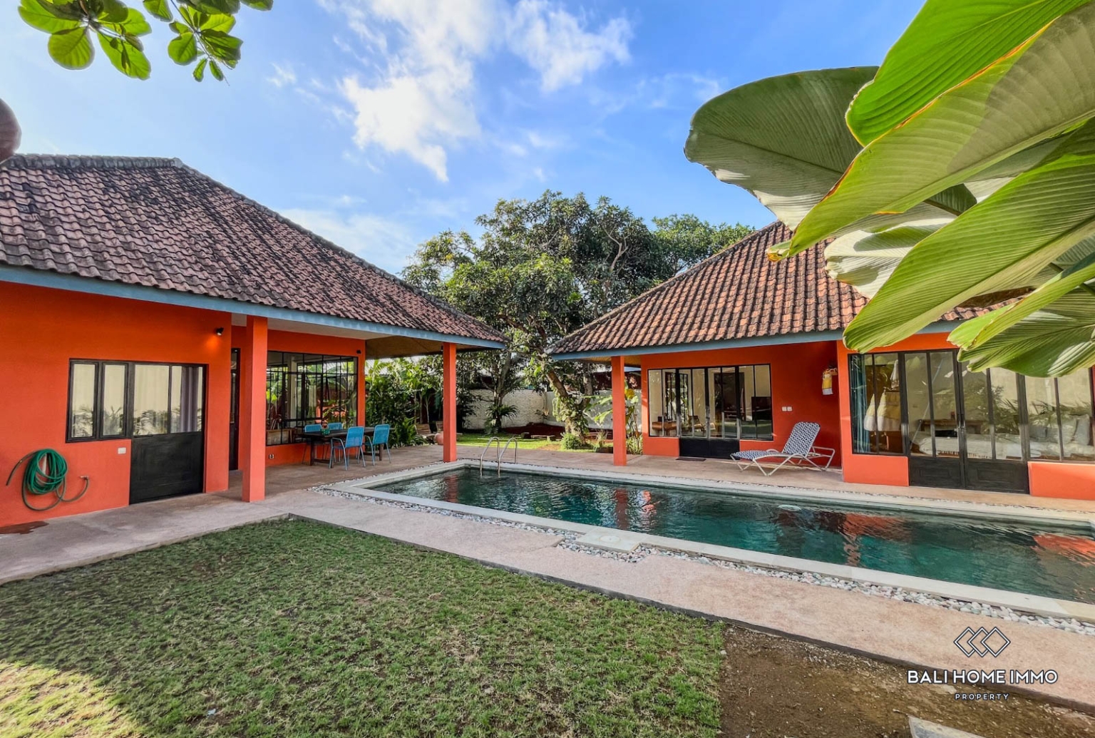 3 bedroom family villa with garden for sale leasehold in Canggu Residential side view 18
