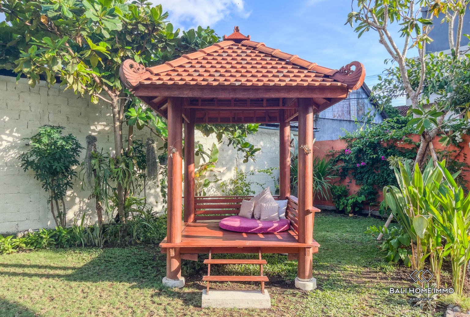 3 bedroom family villa with garden for sale leasehold in Canggu Residential side view 21