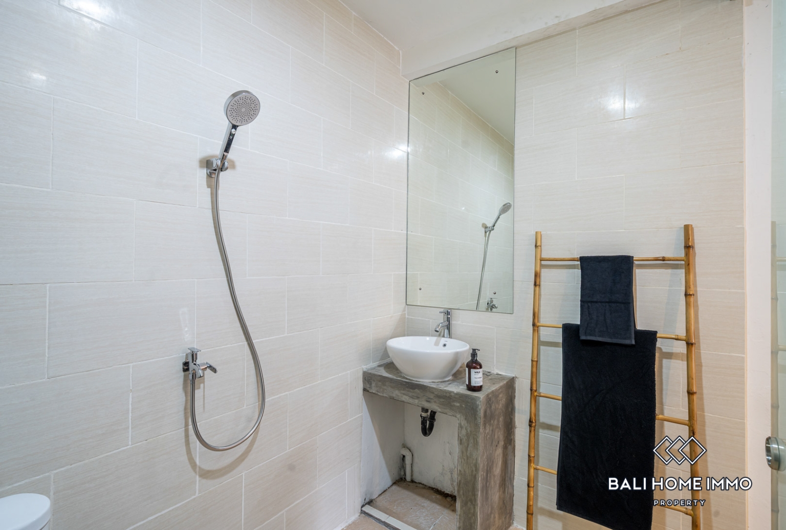 3 Bedroom Villa For Rent in Canggu Residential Side view 11