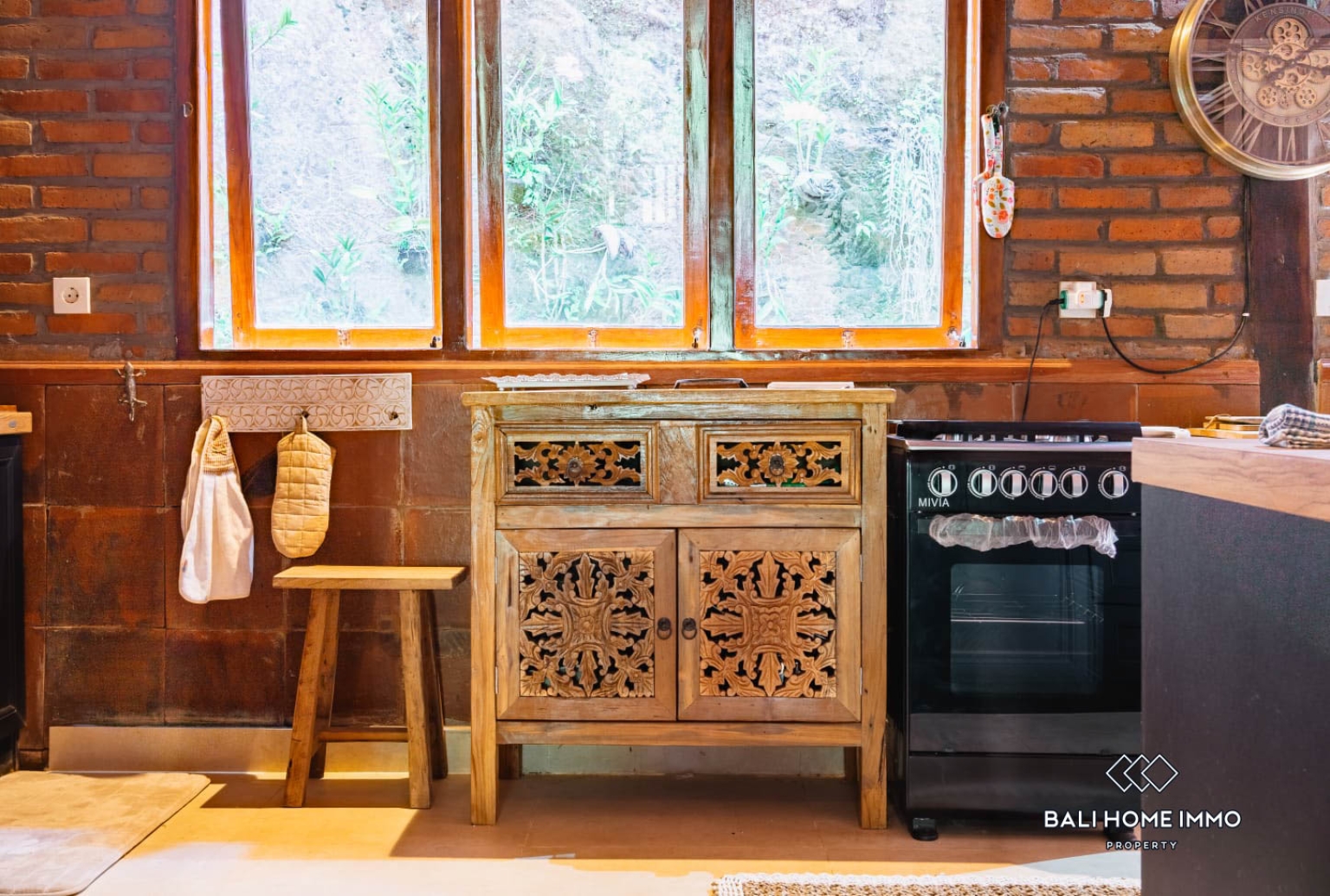 3 BEDROOMS VILLA WITH RIVER VIEW IN SUKAWATI view 9