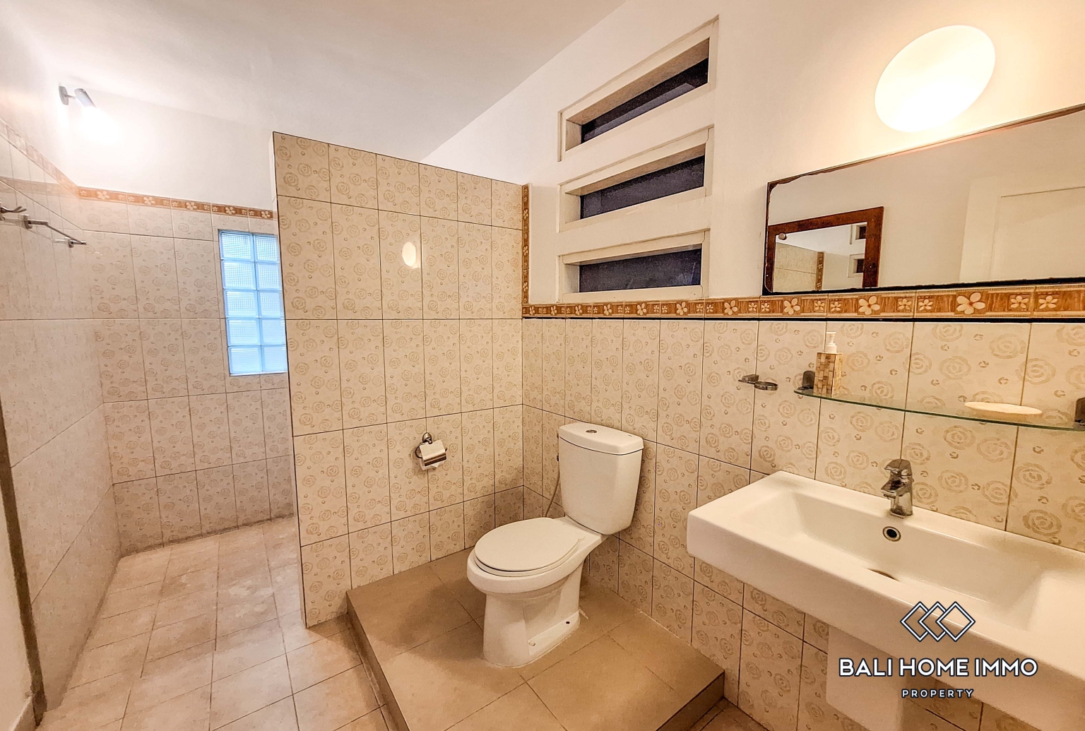 4 Bedroom Family Villa For Rent In Canggu Berawa view 19