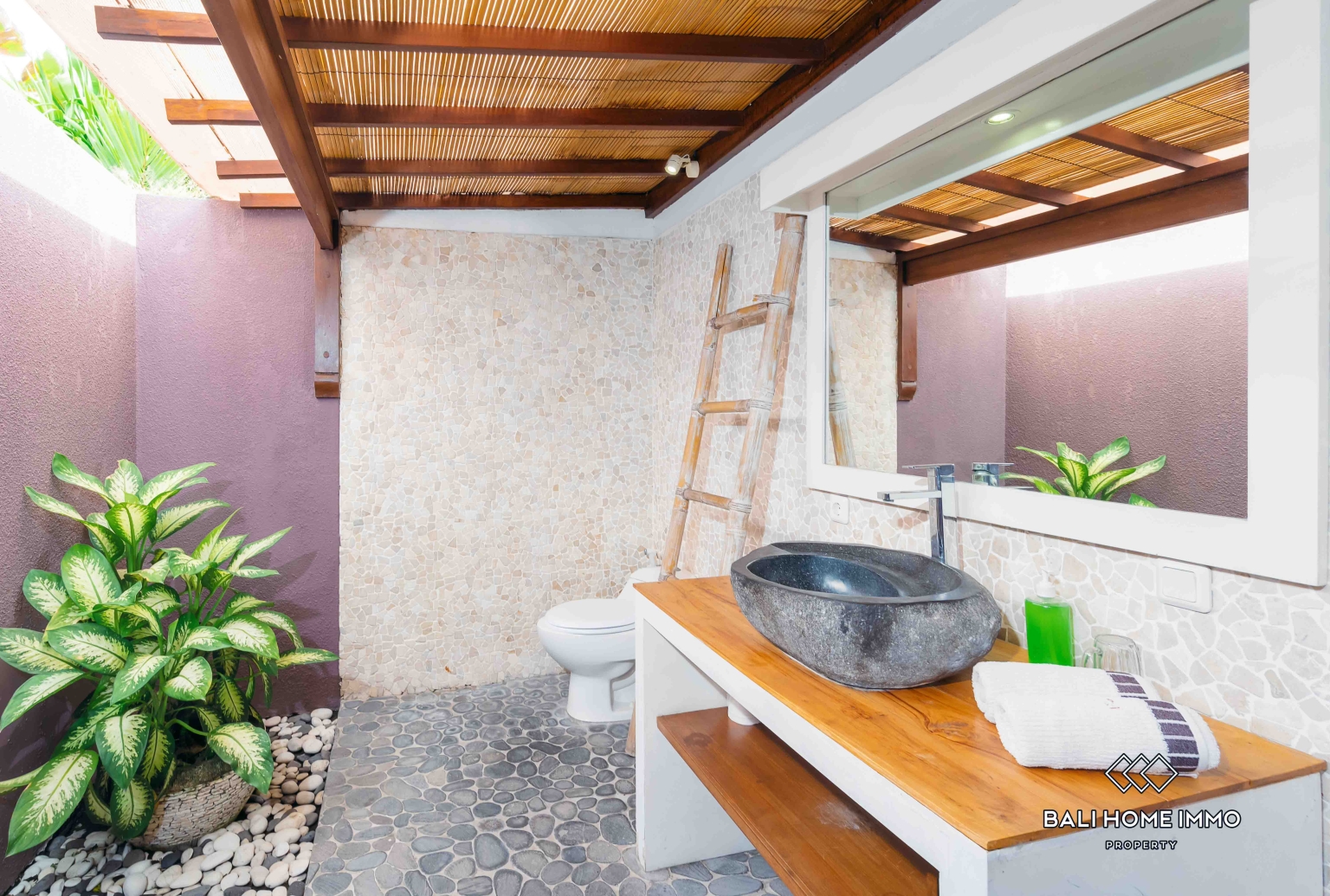 4 bedroom villa for rent in Canggu Residential Side view 24