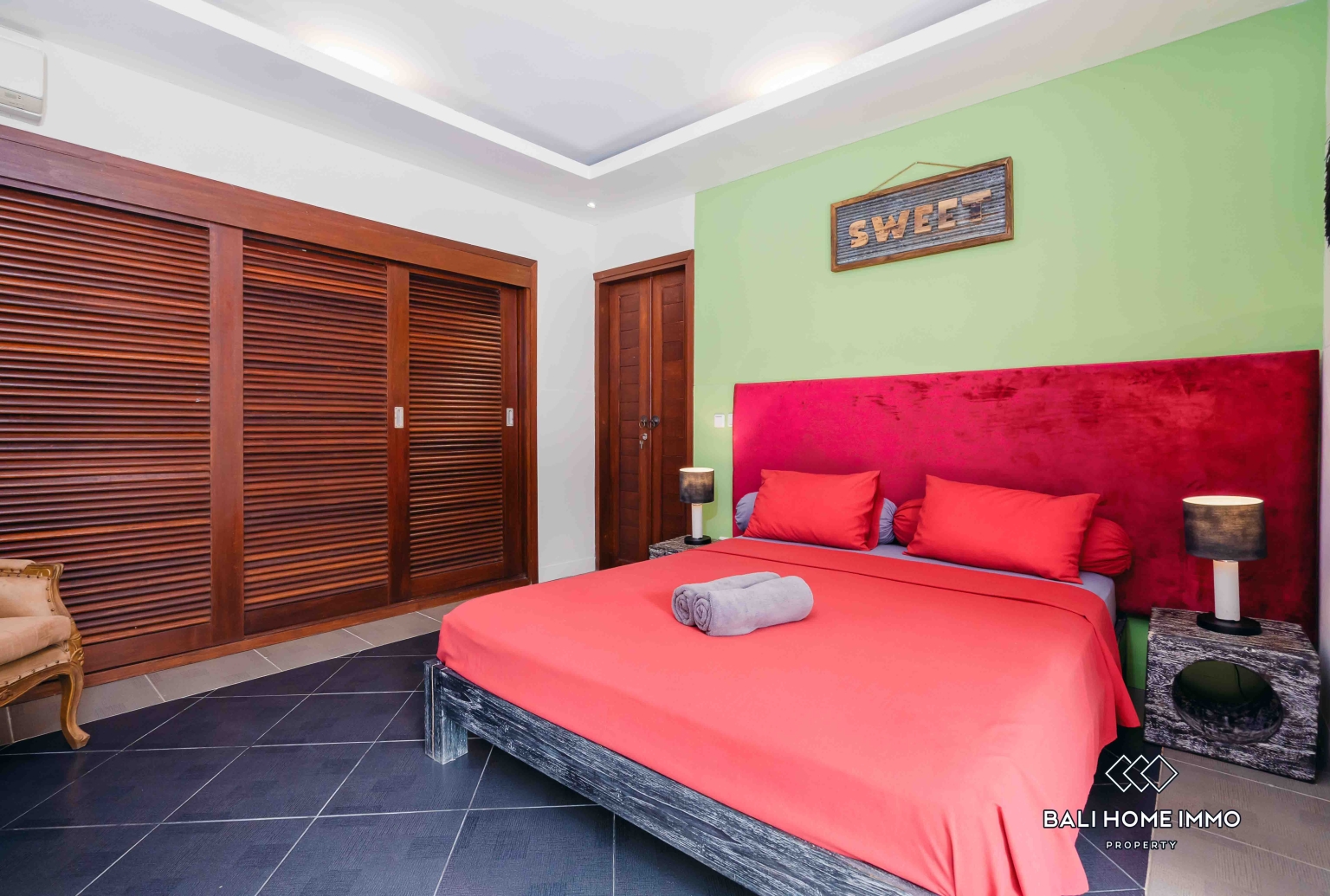 4 bedroom villa for rent in Canggu Residential Side view 19