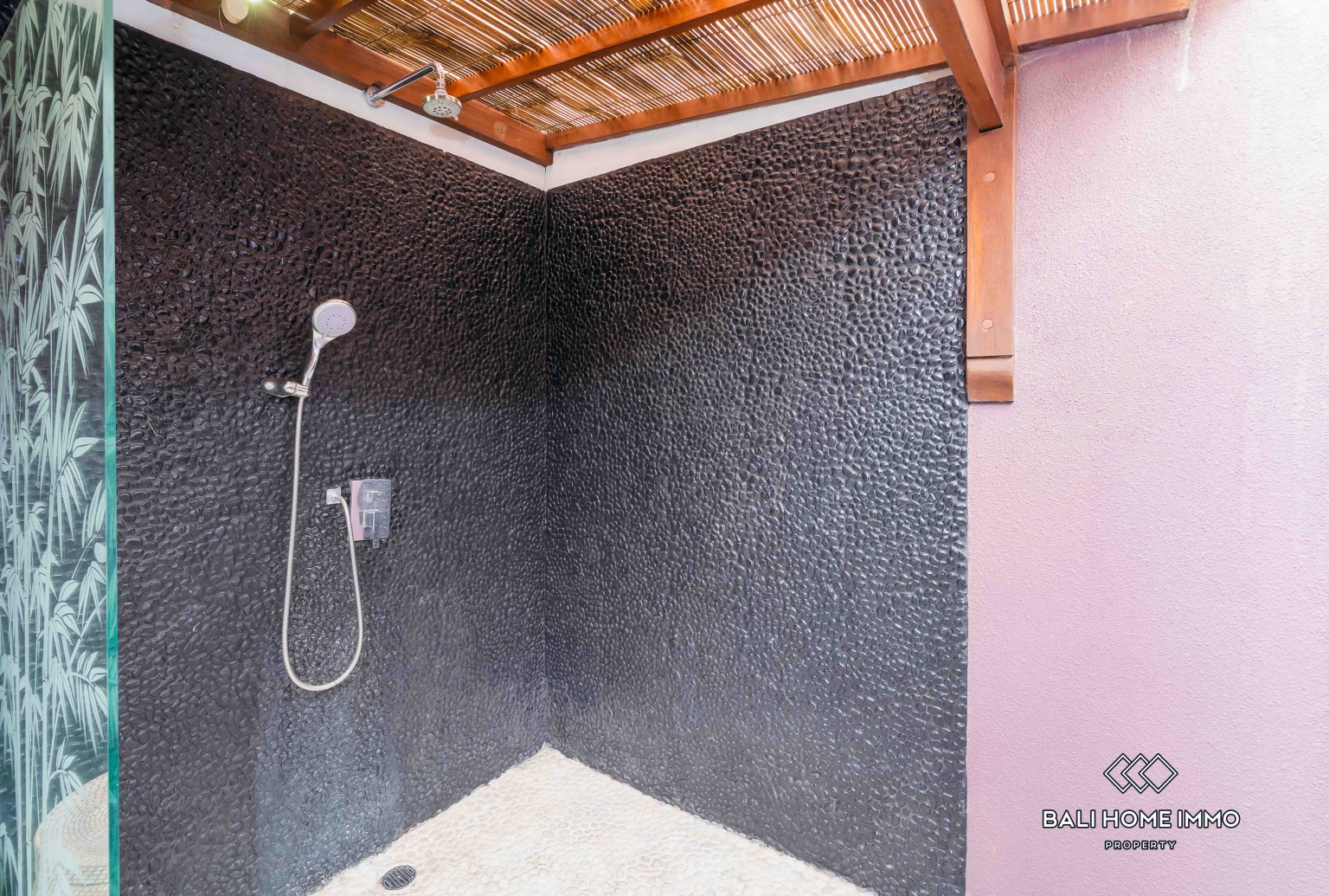 4 bedroom villa for rent in Canggu Residential Side view 28