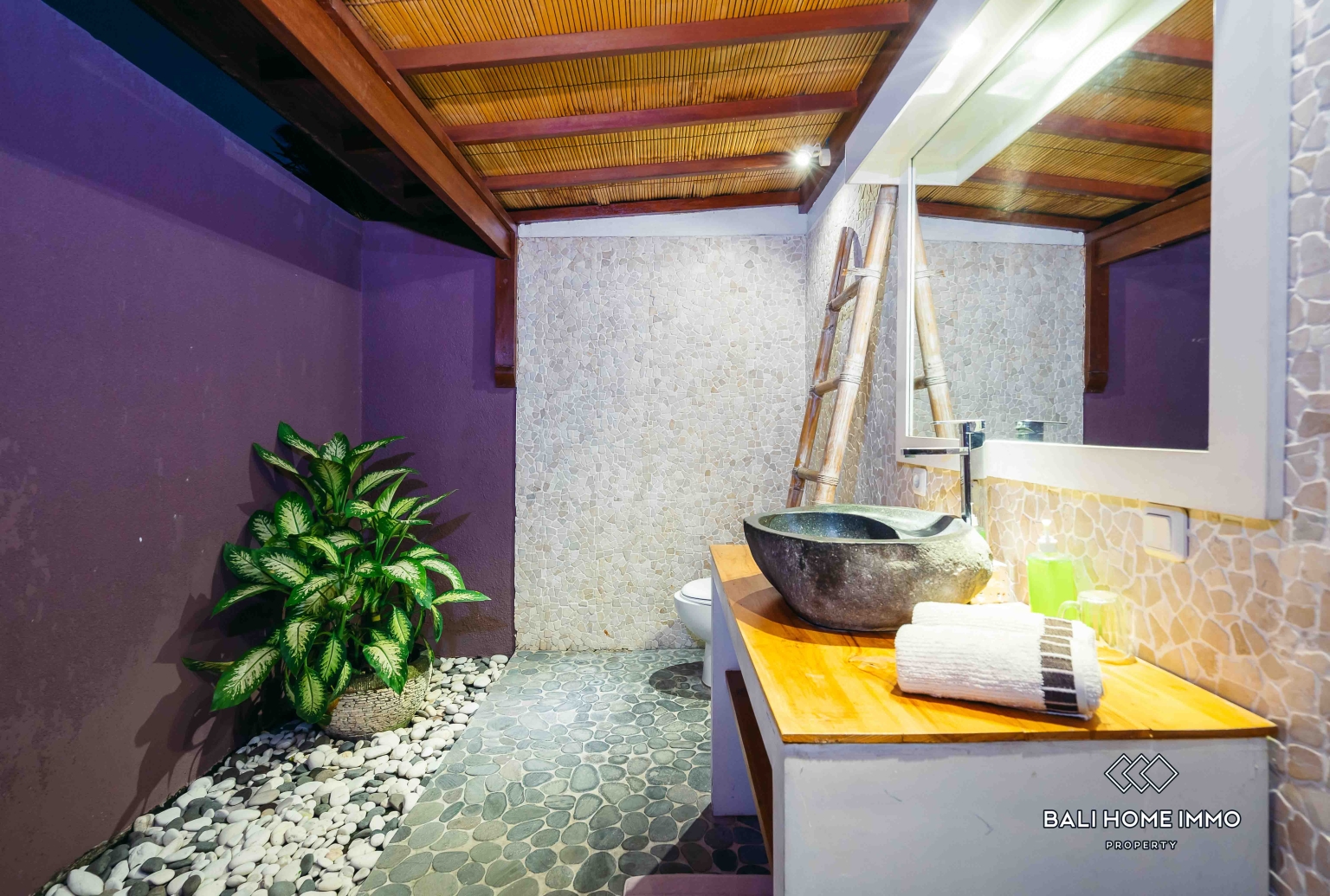 4 bedroom villa for rent in Canggu Residential Side view 26