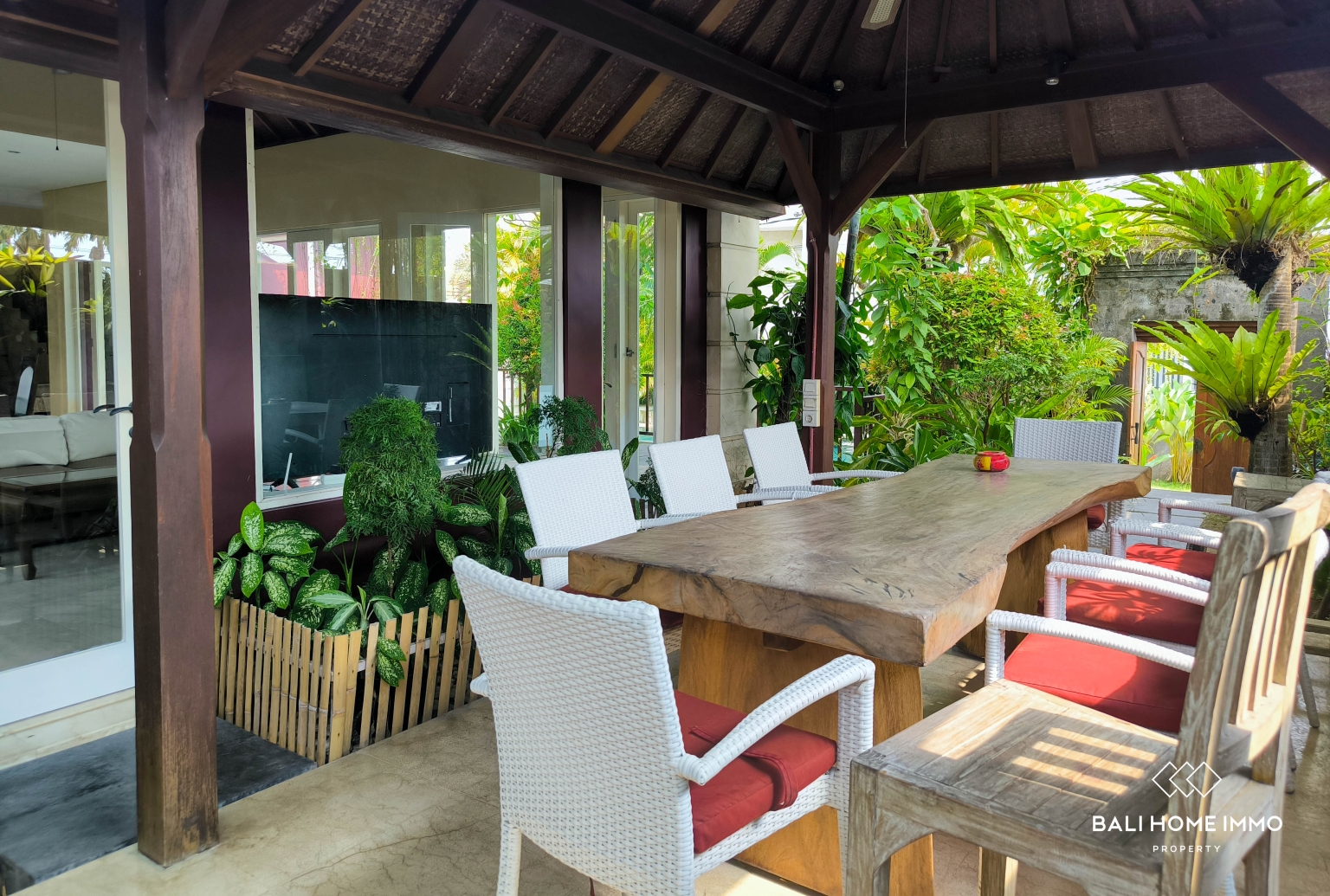 Villa 4 Kamar untuk Dijual dan Disewa di Berawa view 3