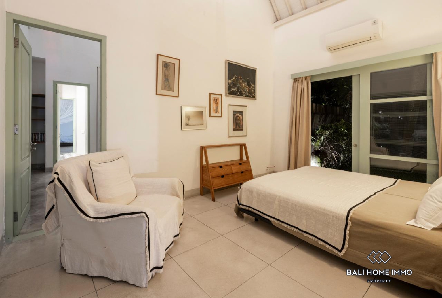 4 Bedrooms Villa for Sale and Rent Umalas Bali view 12