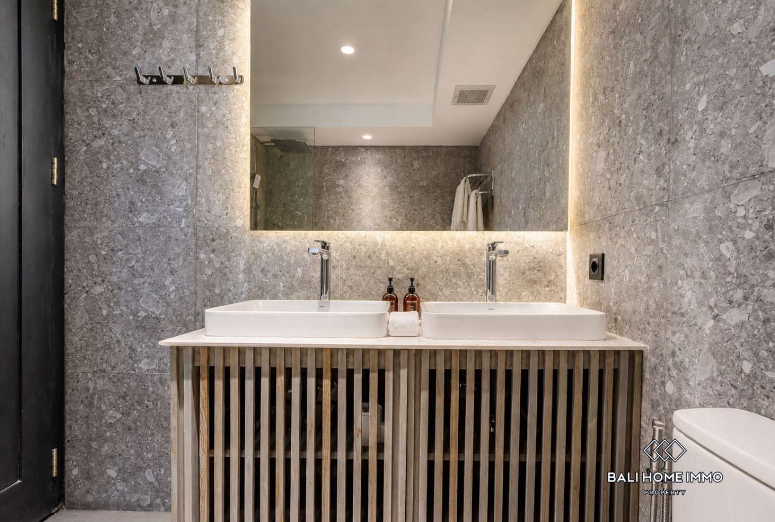 4 Bedrooms Villa for Sale in Umalas Residential side view 23