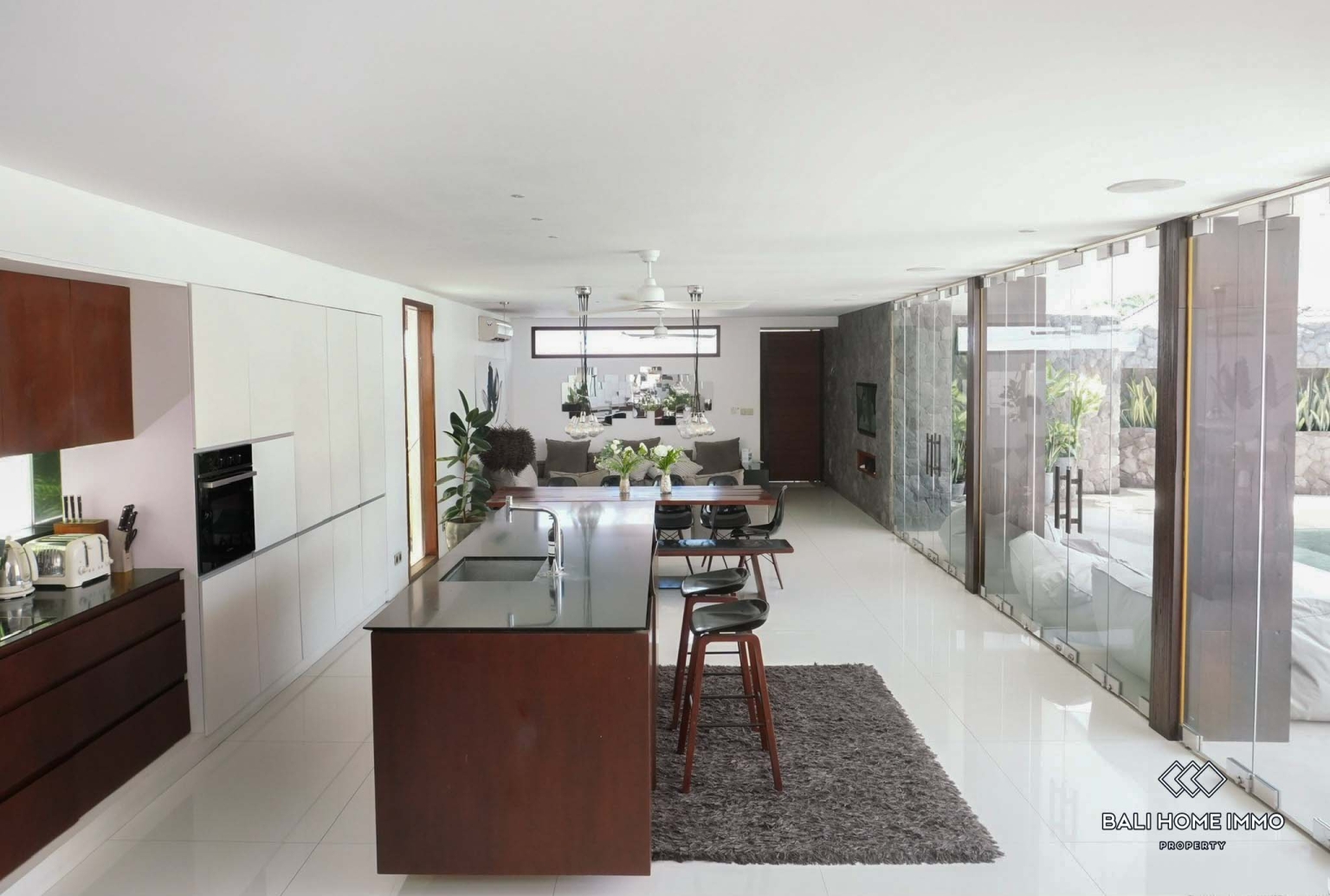 3 Bedrooms villa with ricefield view for sale in Bali Canggu Echo Beach view 4