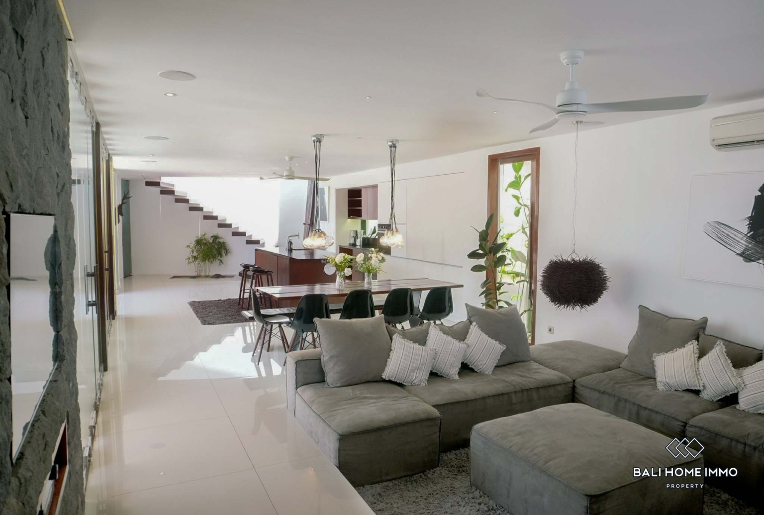 3 Bedrooms villa with ricefield view for sale in Bali Canggu Echo Beach view 2