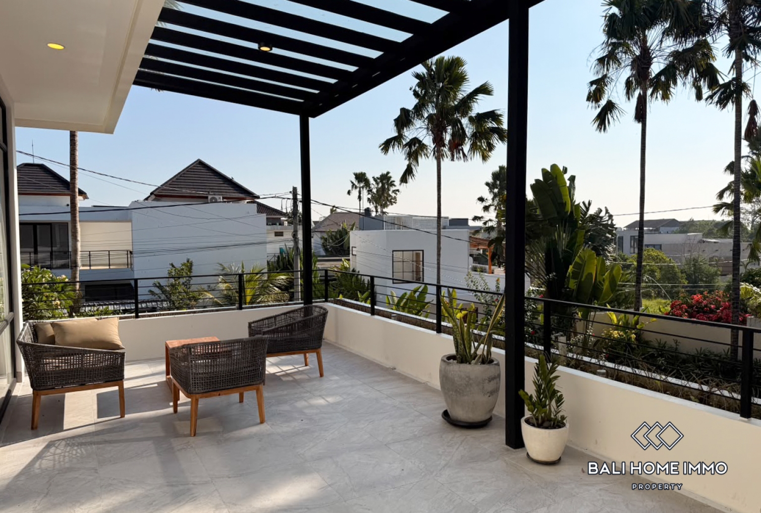 5 Bedroom Family Villa for Rent in Canggu Residential Side view 22