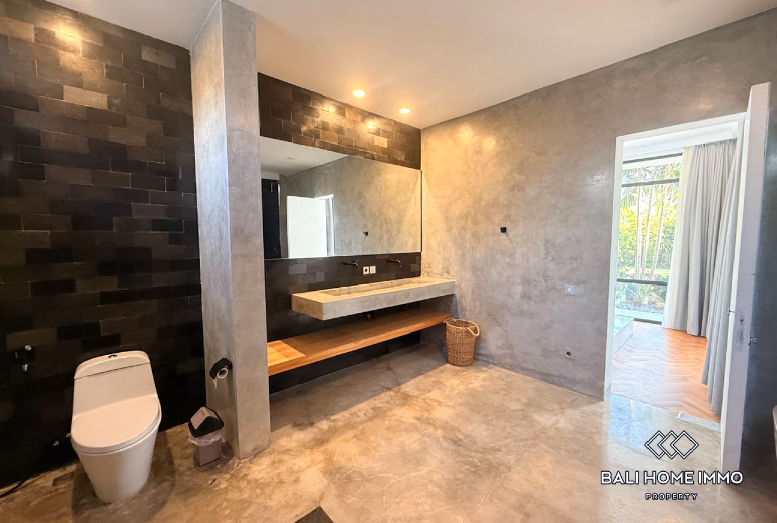 5 Bedroom Family Villa for Rent in Canggu Residential Side view 15