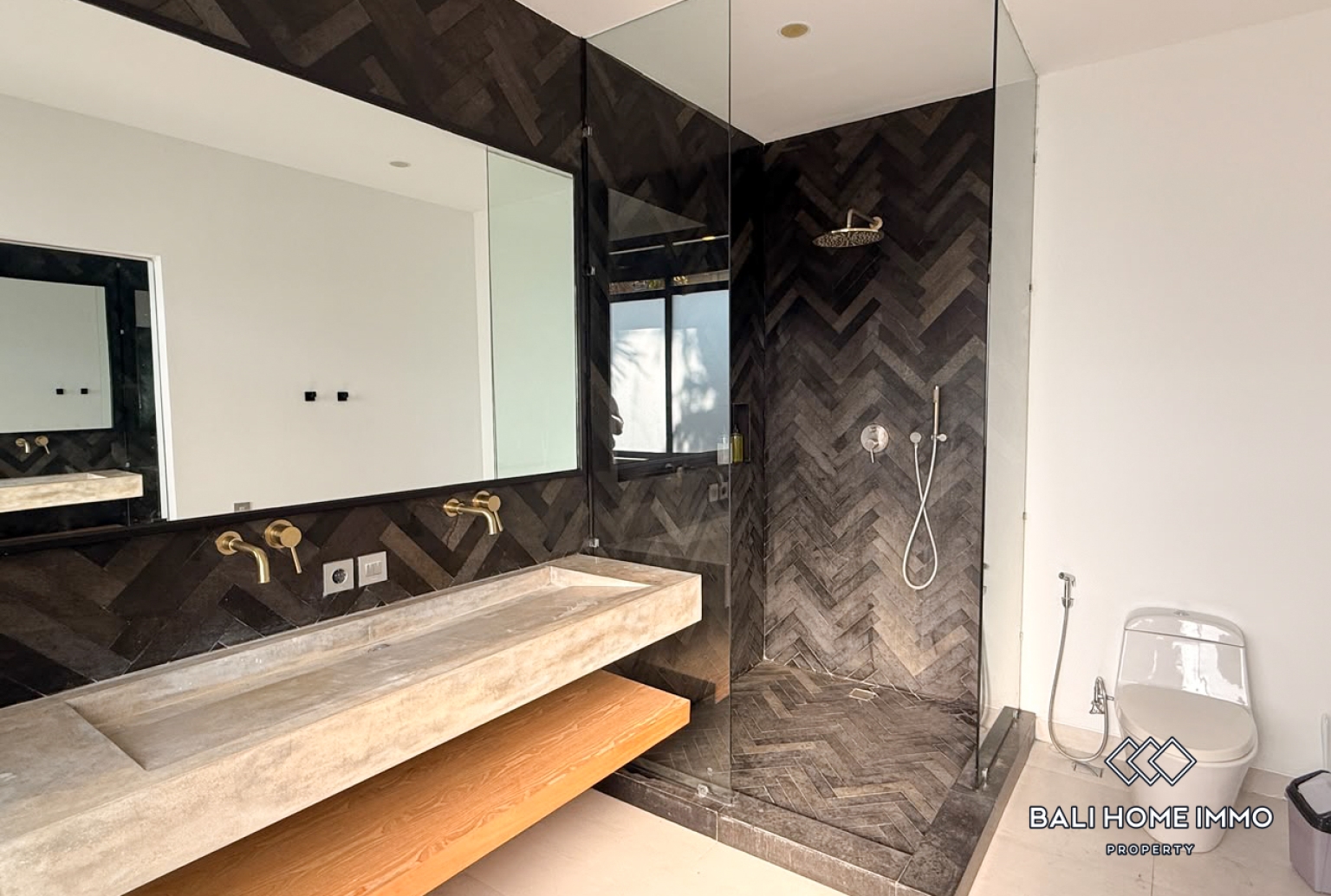 5 Bedroom Family Villa for Rent in Canggu Residential Side view 18