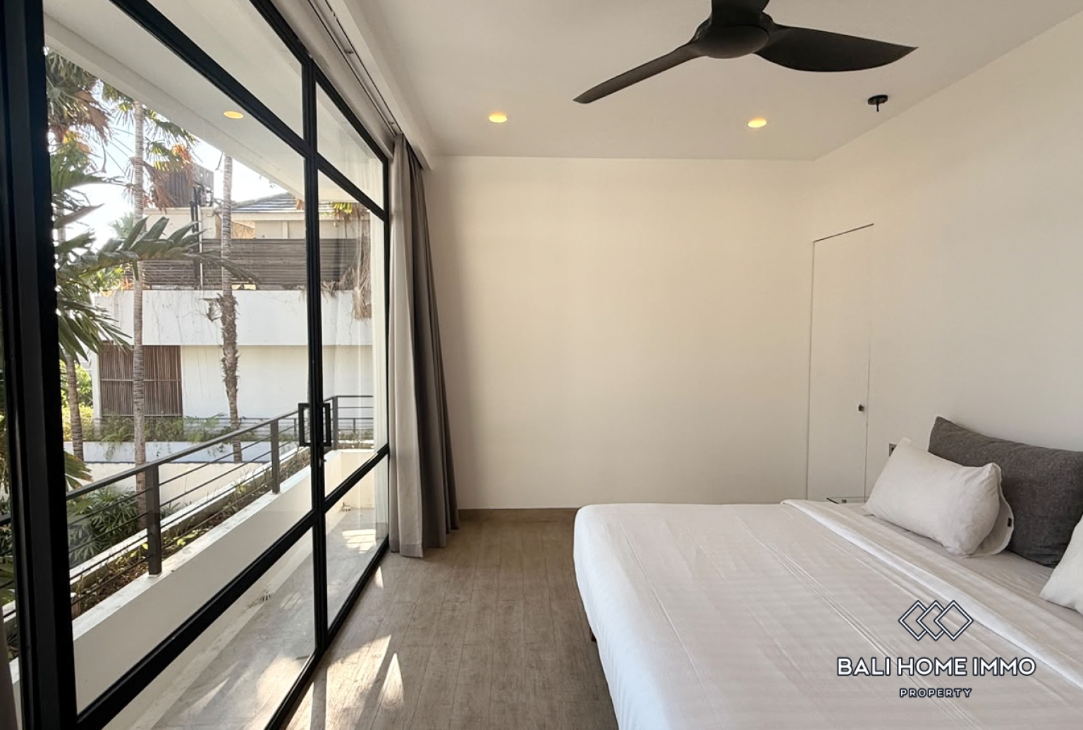 5 Bedroom Family Villa for Rent in Canggu Residential Side view 10