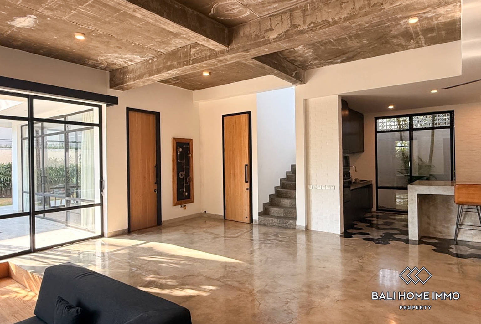 5 Bedroom Family Villa for Rent in Canggu Residential Side view 8