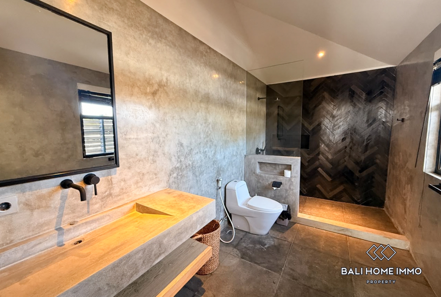 5 Bedroom Family Villa for Rent in Canggu Residential Side view 19