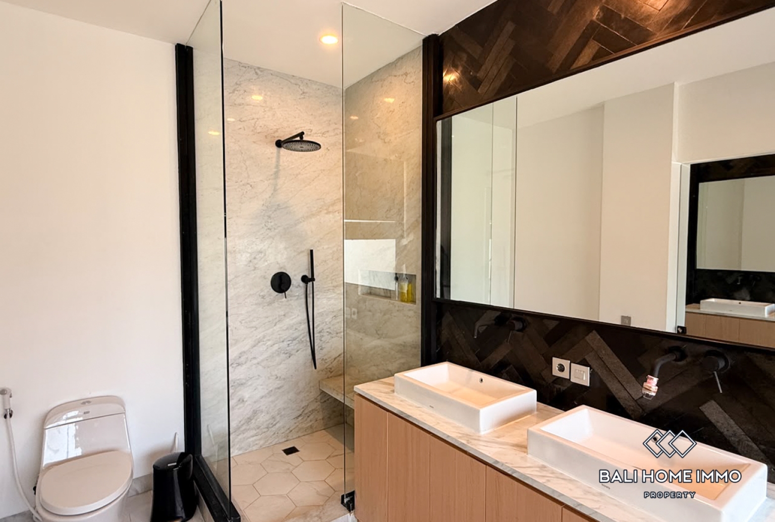 5 Bedroom Family Villa for Rent in Canggu Residential Side view 16