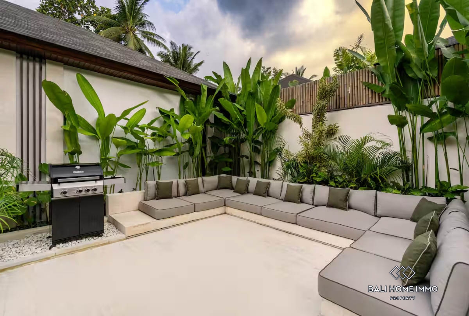 5 Bedroom Pink Zone villa with jungle view for sale in Ubud view 14