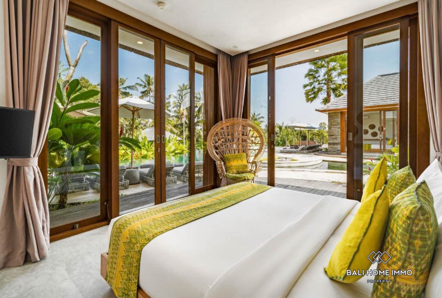 6 Bedrooms Modern Villa with jungle and rice field view for sale in ubud view 11